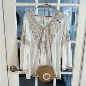 Q34. Rack. White and Tan Embroidered Blouse/ and sweet straw daisy bag combo